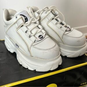 Buffalo London White leather Chunky Platform Sneakers Low top size US 9 EUR 40